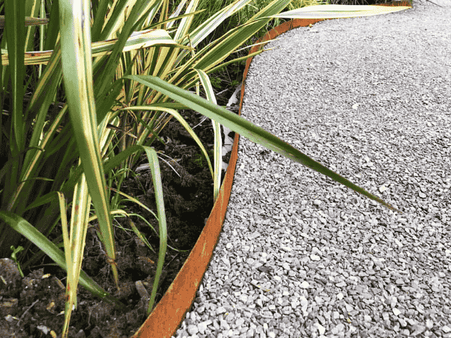 Cortenstaal tuinafboording kopen voor in de tuin. scheiding tussen planten en grind