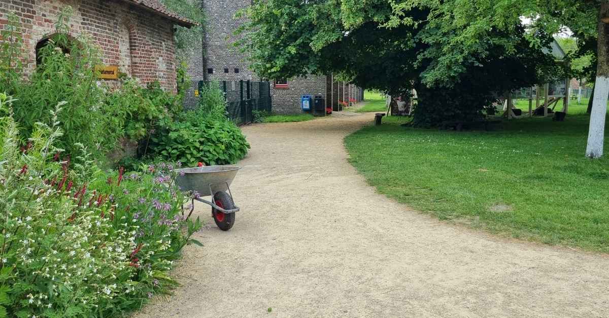 Oprit aanleggen zonder grindmatten - Jatu.be